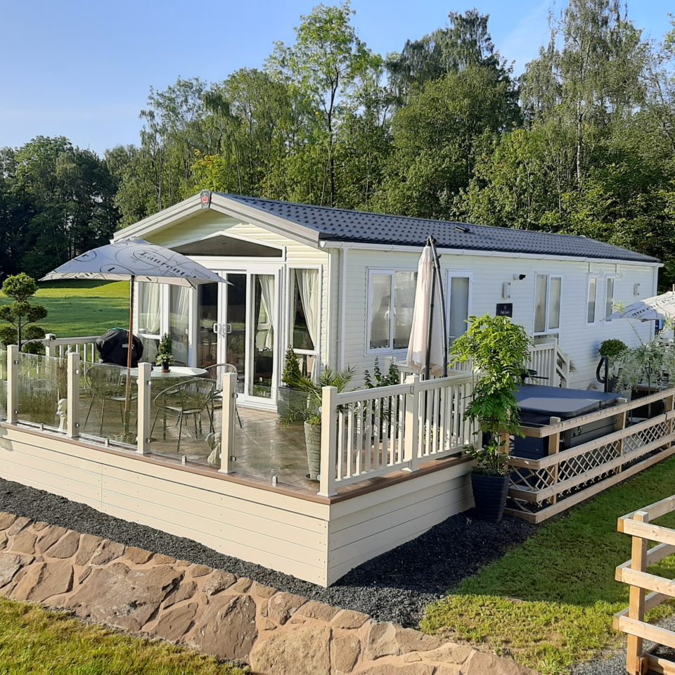 Smart static caravan with full decking and proposal on balcony.