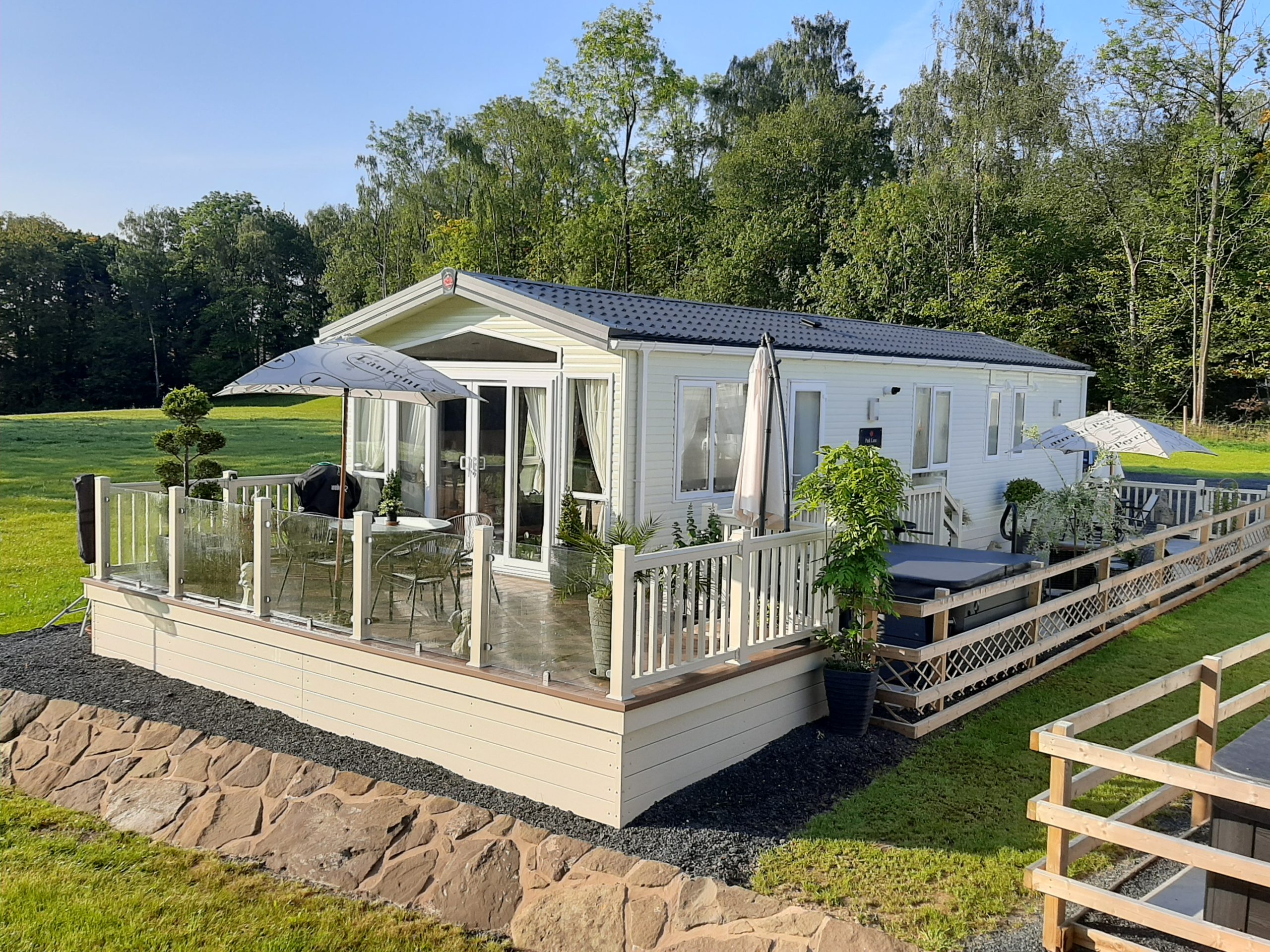 Smart static caravan with full decking and proposal on balcony.